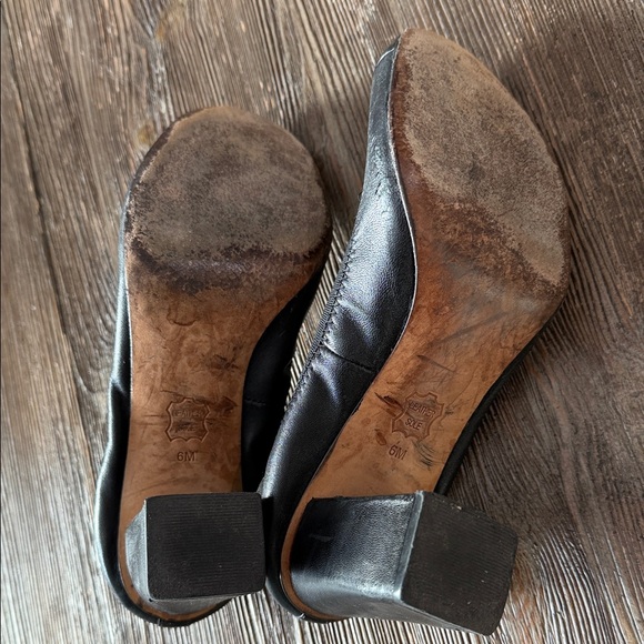 Tory Burch Black Leather Heels with Gold Logo - Picture 9 of 10